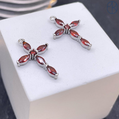 Подвеска крест мини красные цирконы, цвет серебро 8х14 мм