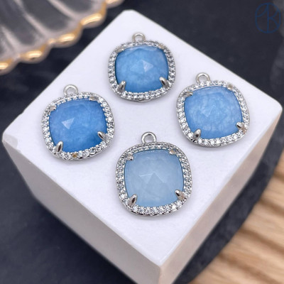 Подвеска квадрат цирконы кварц тонированный голубой, цвет серебро 14 мм