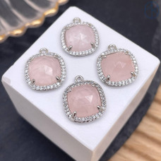 Подвеска квадрат цирконы розовый кварц, цвет серебро 14 мм