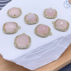 Подвеска квадрат цирконы розовый кварц, цвет золото 14 мм