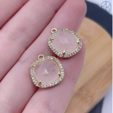 Подвеска квадрат цирконы розовый кварц, цвет золото 14 мм