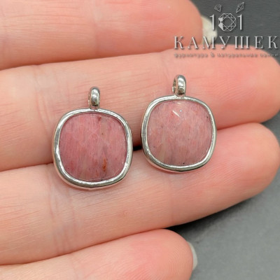 Подвеска квадрат родонит, цвет серебро 14 мм