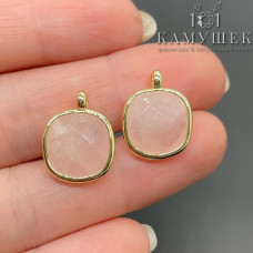 Подвеска квадрат розовый кварц, цвет золото 14 мм