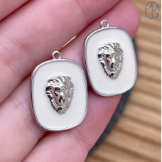 Подвеска лев квадрат белая эмаль, цвет серебро  22х16 мм 