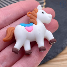 Подвеска лошадь белая 46х42 мм