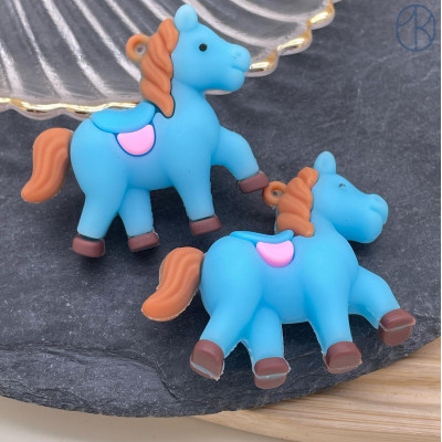 Подвеска лошадь голубая 46х42 мм