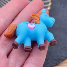 Подвеска лошадь голубая 46х42 мм