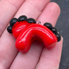 Подвеска лошадь красная 28х30 мм