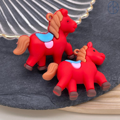 Подвеска лошадь красная 46х42 мм