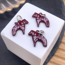 Подвеска лошадь (Пегас) бордовая эмаль, цвет серебро 17 мм