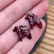 Подвеска лошадь (Пегас) бордовая эмаль, цвет серебро 17 мм