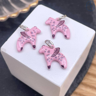 Подвеска лошадь (Пегас) розовая эмаль, цвет серебро 17 мм