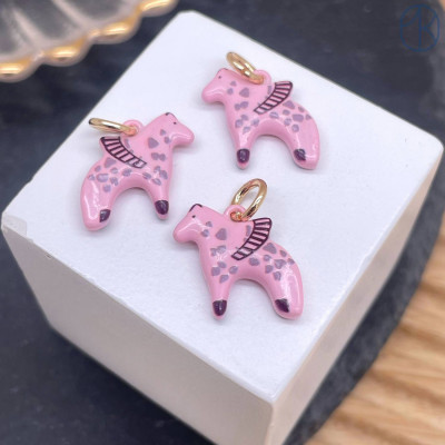 Подвеска лошадь (Пегас) розовая эмаль, цвет золото 17 мм