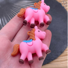 Подвеска лошадь розовая 46х42 мм