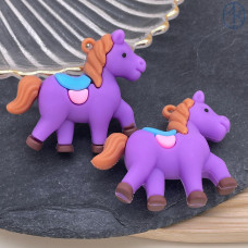 Подвеска лошадь сиреневая 46х42 мм