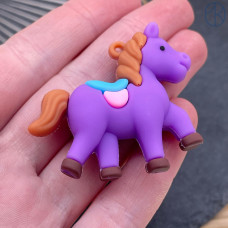 Подвеска лошадь сиреневая 46х42 мм