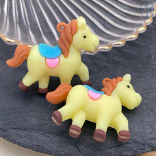 Подвеска лошадь желтая 46х42 мм