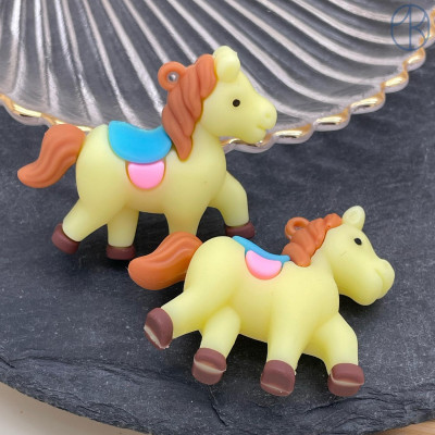 Подвеска лошадь желтая 46х42 мм