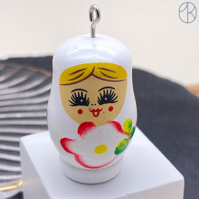 Подвеска матрешка белая 42х25 мм