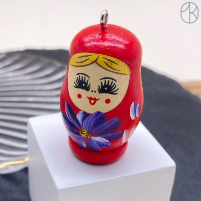 Подвеска матрешка красная 42х25 мм