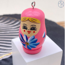 Подвеска матрешка розовая 42х25 мм