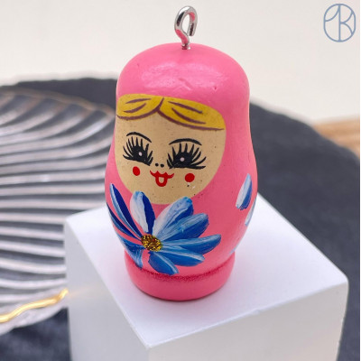 Подвеска матрешка розовая 42х25 мм
