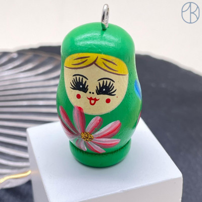 Подвеска матрешка зеленая 42х25 мм