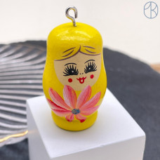 Подвеска матрешка желтая 42х25 мм