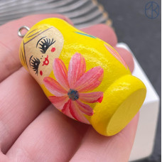 Подвеска матрешка желтая 42х25 мм