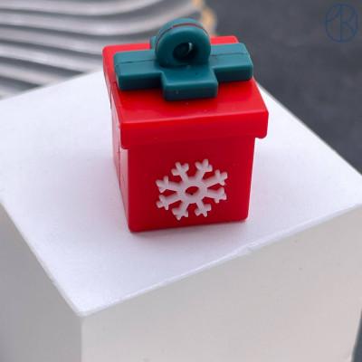 Подвеска новогодний подарок 17 мм