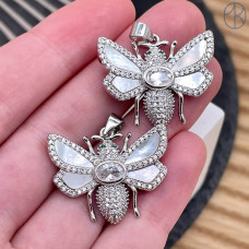 Подвеска пчела цирконы и эмаль, цвет серебро 20 мм Подвеска пчела цирконы и эмаль, цвет серебро 20 мм