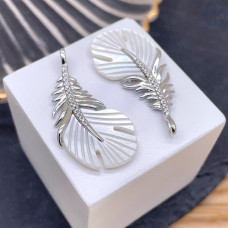 Подвеска перо белый перламутр, цвет серебро 33x16 мм