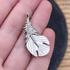 Подвеска перо белый перламутр, цвет серебро 33x16 мм