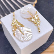 Подвеска перо белый перламутр, цвет золото 33x16 мм