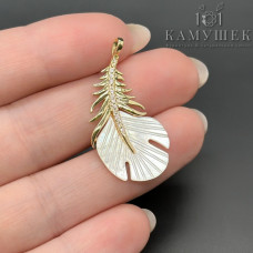 Подвеска перо белый перламутр, цвет золото 33x16 мм
