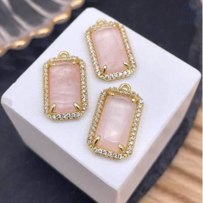 Подвеска прямоугольник цирконы розовый кварц, цвет золото 18х12 мм