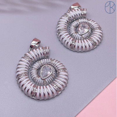 Подвеска ракушка улитка циркон белая эмаль, цвет серебро 28х23 мм