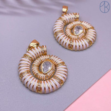 Подвеска ракушка улитка циркон белая эмаль, цвет золото 28х23 мм 