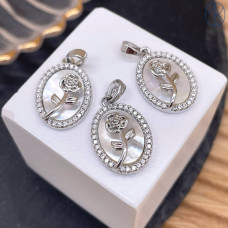 Подвеска роза перламутр цирконы, цвет серебро 17х13 мм