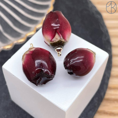 Подвеска Роза в эпоксидной смоле №21, цвет золото ~ 24-28 мм