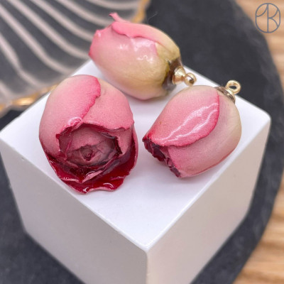 Подвеска Роза в эпоксидной смоле №23, цвет золото ~ 18-20 мм