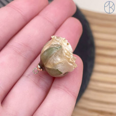 Подвеска Роза в эпоксидной смоле №25, цвет золото ~ 14-20 мм