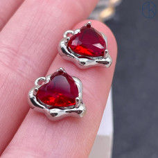 Подвеска сердце фриформ красный циркон, цвет серебро 11х13 мм