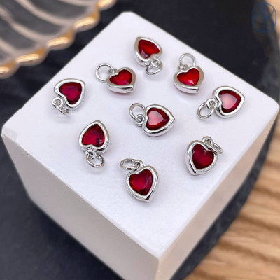 Подвеска сердце красный циркон, цвет серебро 6х8 мм