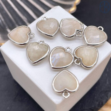 Подвеска сердце лунный камень огранка, цвет серебро 12х13 мм