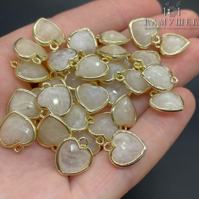 Подвеска сердце лунный камень огранка, цвет золото 12х13 мм