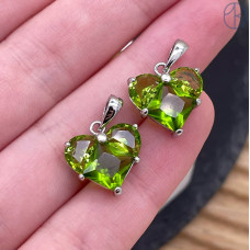 Подвеска сердце светло-зеленые цирконы, цвет серебро 14,5х14 мм 