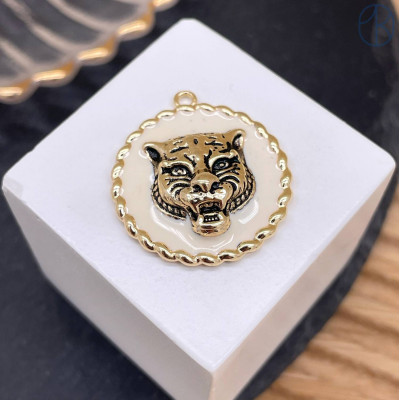 Подвеска тигр белая эмаль, цвет золото 25 мм