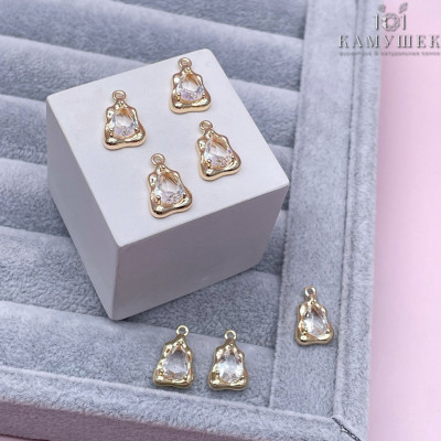 Подвеска треугольник фриформ белый циркон, цвет золото 9х14 мм