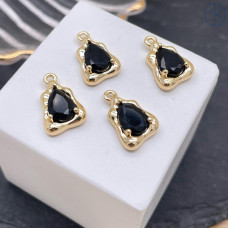 Подвеска треугольник фриформ черный циркон, цвет золото 9х14 мм